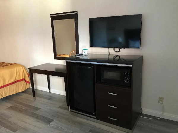 Manhattan Inn & Suites image 17