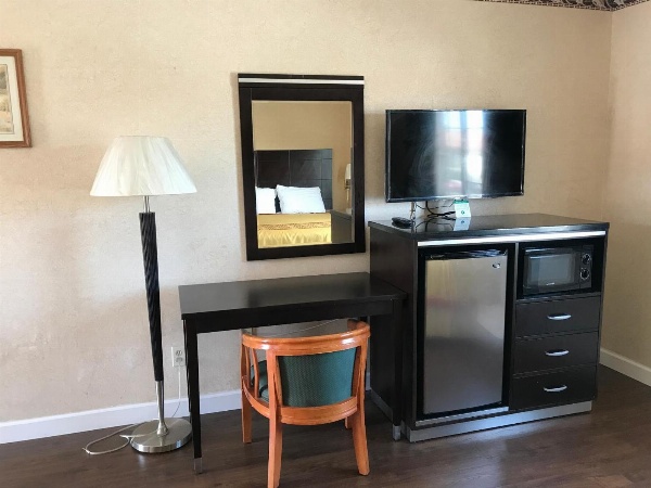 Manhattan Inn & Suites image 18
