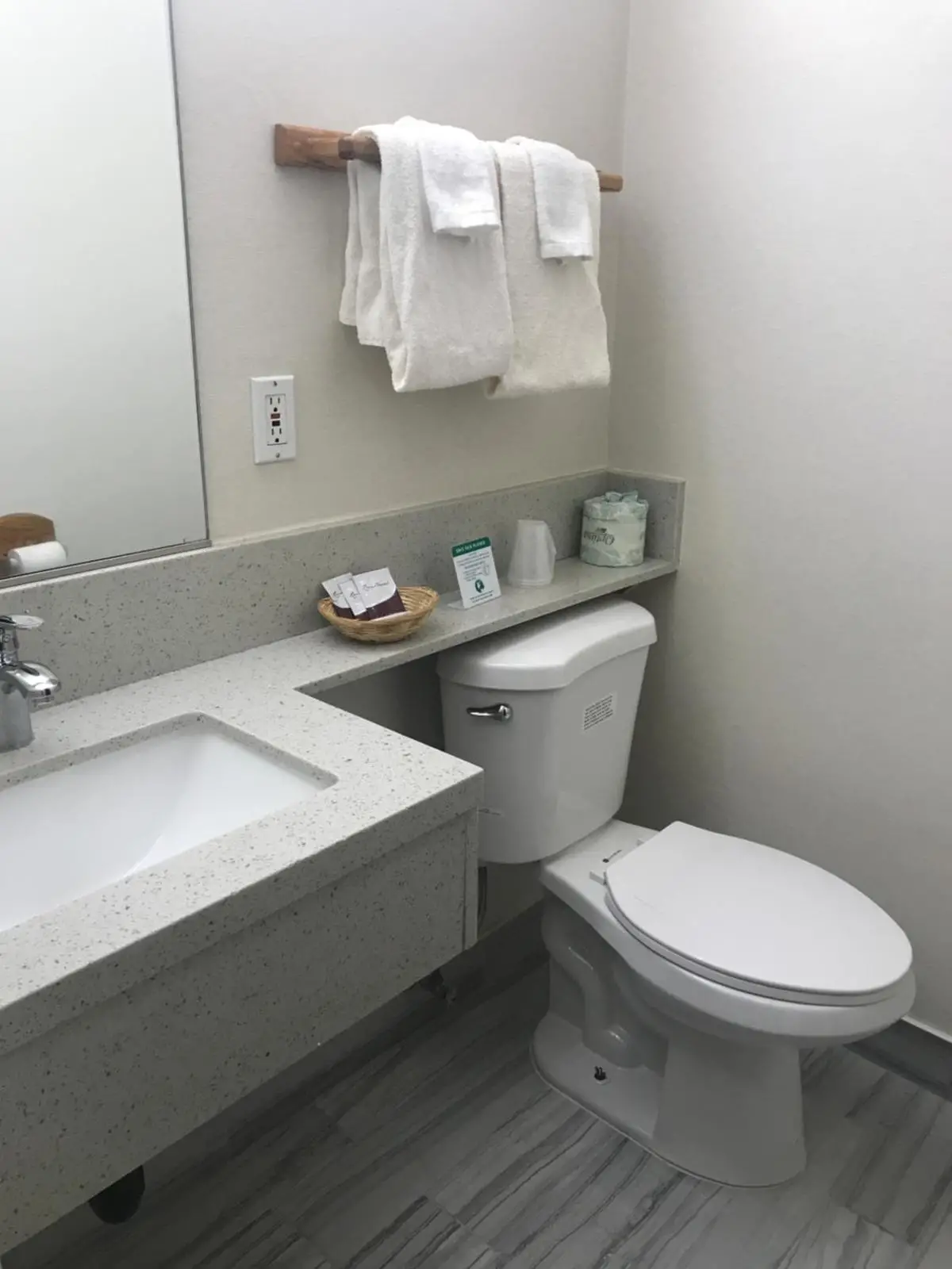 Manhattan Inn & Suites 8
