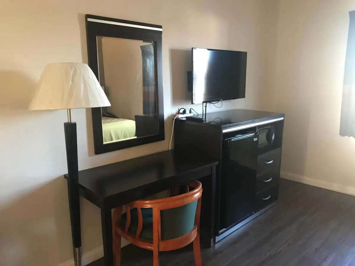 Manhattan Inn & Suites 9