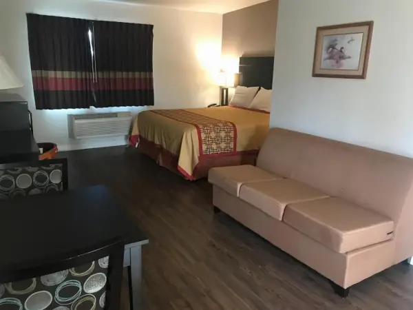 Manhattan Inn & Suites 10