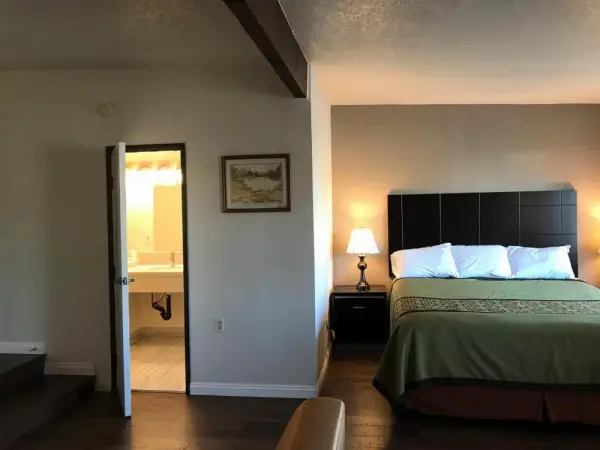 Manhattan Inn & Suites 4