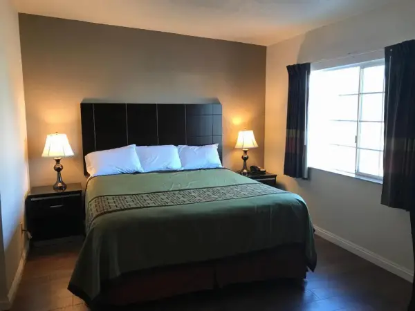 Manhattan Inn & Suites 6