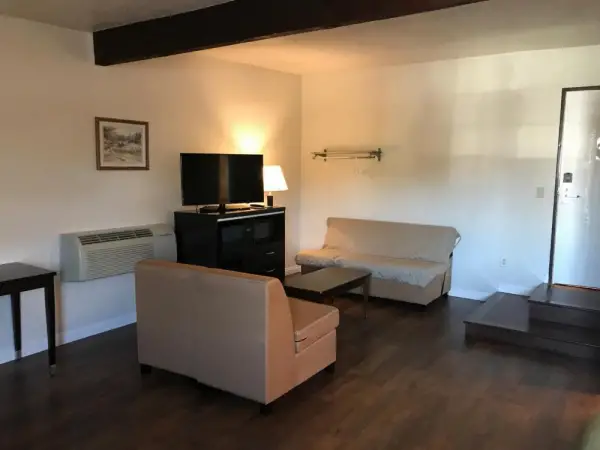 Manhattan Inn & Suites 7