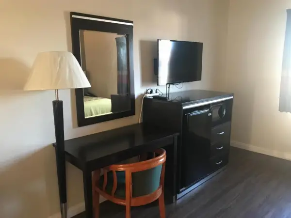 Manhattan Inn & Suites 9